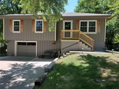 1506 Hawthorn Cir, Pleasant Hill, MO 64080