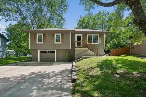 1506 Hawthorn Cir, Pleasant Hill, MO 64080