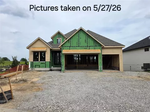 11203 S Sunray Dr, Olathe, KS 66061
