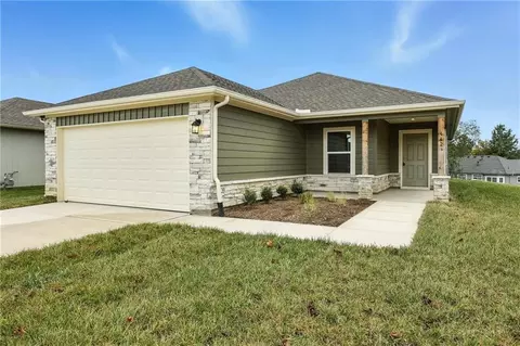 459 Valley View Dr, Tonganoxie, KS 66086