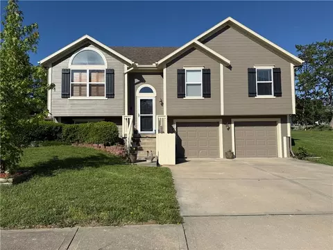 1700 Debrah Dr, Kearney, MO 64060