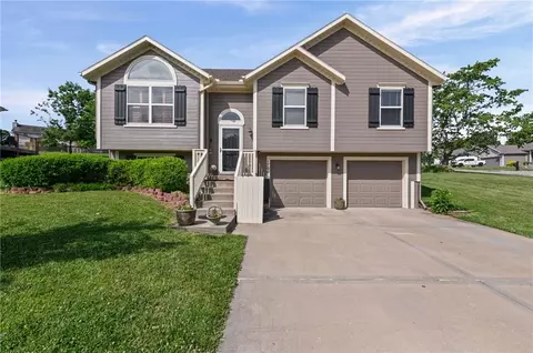 1700 Debrah Dr, Kearney, MO 64060