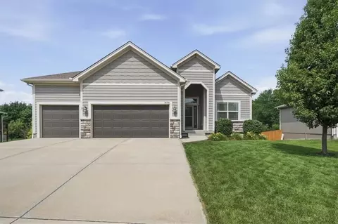 16748 S Skyview Ln, Olathe, KS 66062