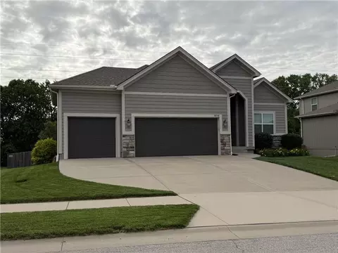 16748 S Skyview Ln, Olathe, KS 66062