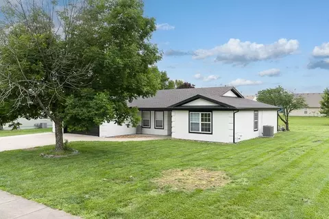 614 Myers Dr, Tonganoxie, KS 66086