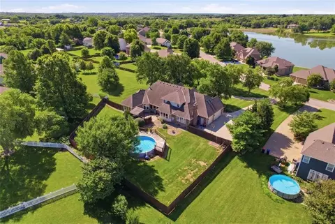 15586 Cedar Ln, Basehor, KS 66007