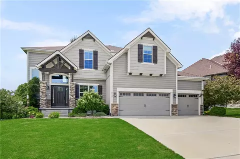 4527 Verona Dr, Riverside, MO 64150