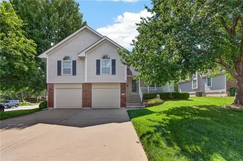 212 SE Bingham Dr, Lees Summit, MO 64063