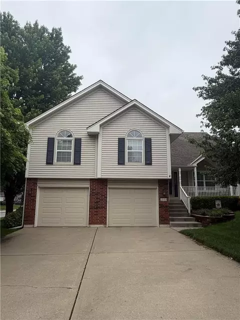 212 SE Bingham Dr, Lees Summit, MO 64063
