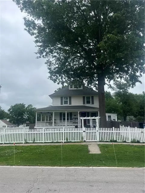 601 NE Douglas St, Lees Summit, MO 64063