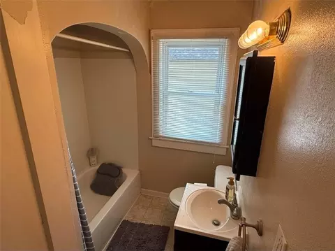 Bath - 419 N Willis Ave, Independence, MO 64050 photo 1 of 3