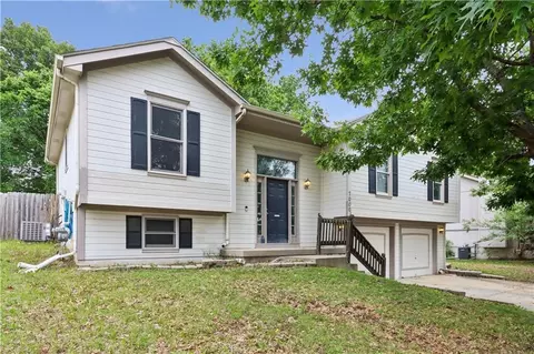 7000 NE 72nd St, Kansas City, MO 64119