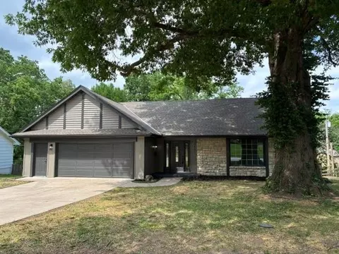 6807 Lakeshore Dr, Raytown, MO 64133
