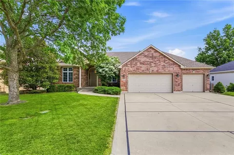 2001 SW Wall St, Blue Springs, MO 64015