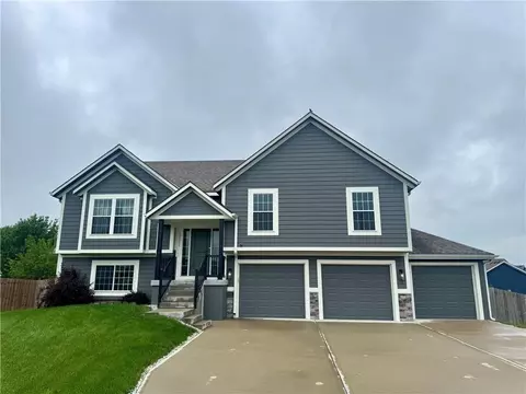 12301 S Burr Oak Cir, Peculiar, MO 64078