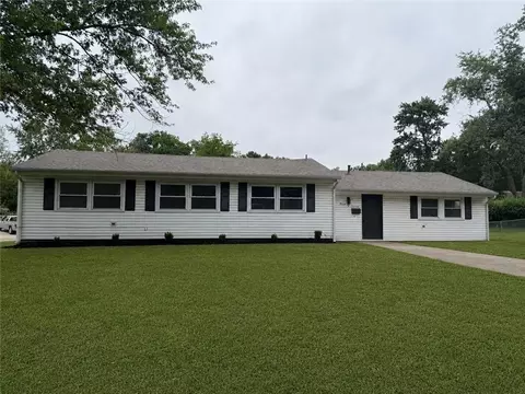 907 NE 61st St, Kansas City, MO 64118