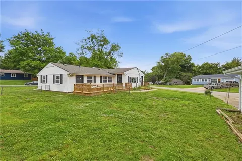 907 NE 61st St, Kansas City, MO 64118