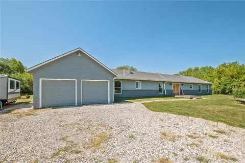 7509 E State Route Yy Rd, Peculiar, MO 64078