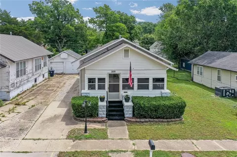 208 S 14th St, Independence, KS 67301