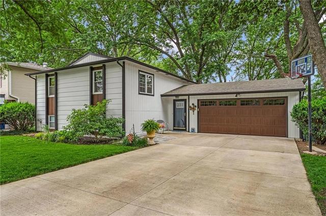 1613 W 28th Ter, Lawrence, KS 66046