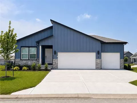1543 Arbor Valley Dr, Lees Summit, MO 64082