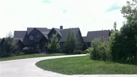 7975 NW Breckenridge Dr, Kansas City, MO 64152