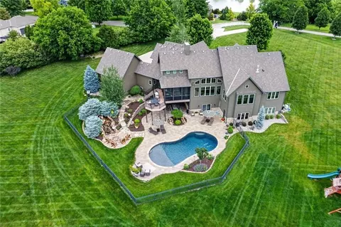 7975 NW Breckenridge Dr, Parkville, MO 64152
