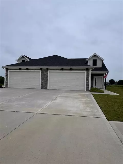 703 Ridge Dr, Smithville, MO 64089