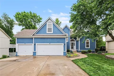 524 NE Garnet Ln, Lees Summit, MO 64064