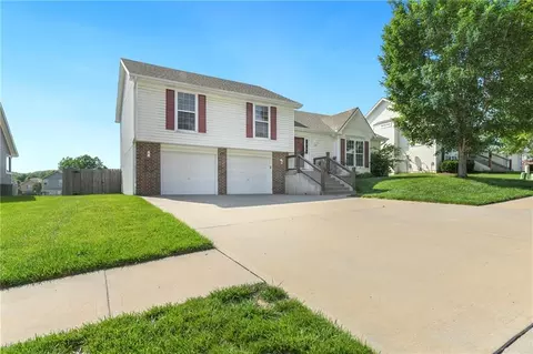 3918 Dixie Dr, Leavenworth, KS 66048