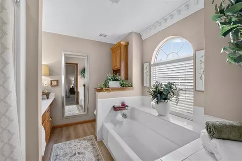 Bath - 410 E Neil Chiles Rd, Buckner, MO 64016 photo 2 of 5