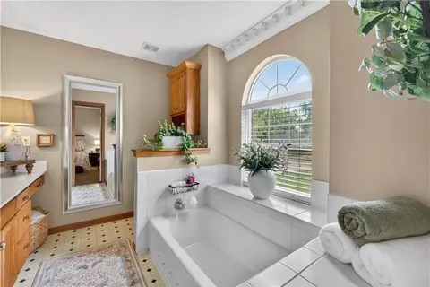 Bath - 410 E Neil Chiles Rd, Buckner, MO 64016 photo 2 of 5