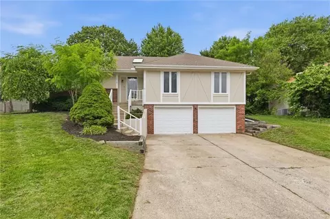 1512 NE Westwind Dr, Lees Summit, MO 64086