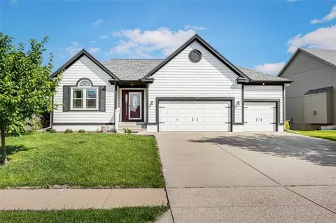 150 Cherry Hills Cir, Gardner, KS 66030