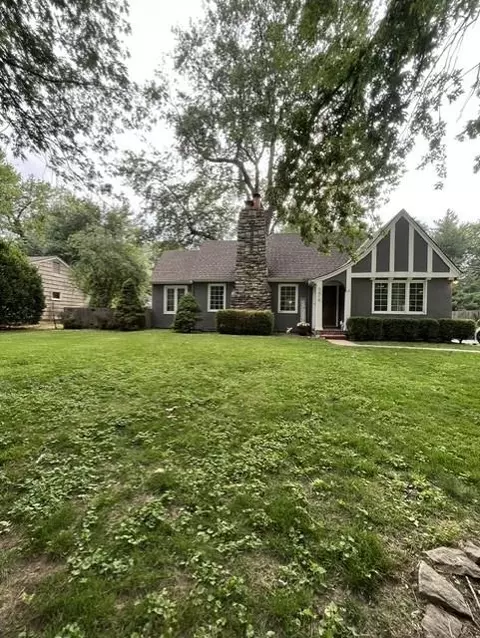 7416 Springfield St, Prairie Village, KS 66208