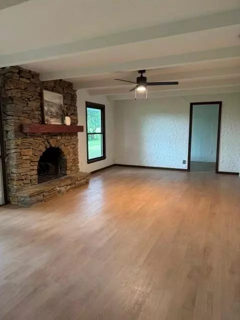 Living - 1003 Todd St, Cameron, MO 64429 photo 2 of 4