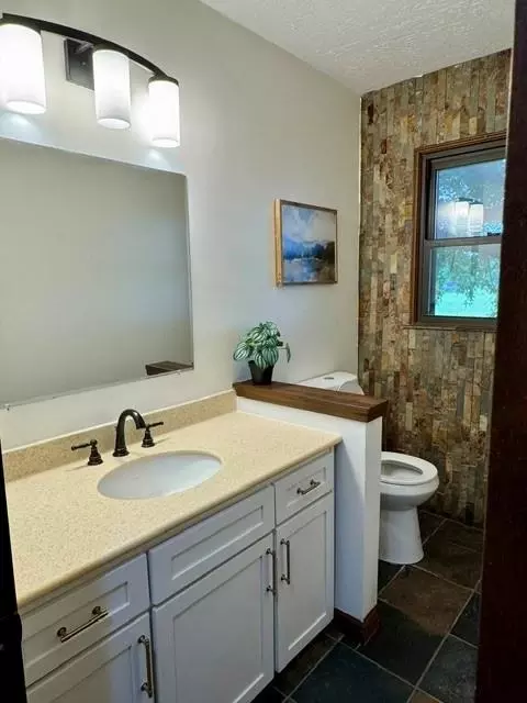 Bath - 1003 Todd St, Cameron, MO 64429 photo 1 of 10