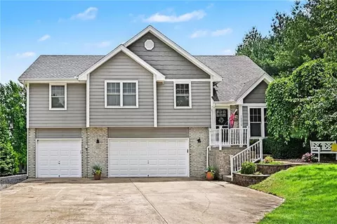 15215 Terra Pulchra Dr, Smithville, MO 64089
