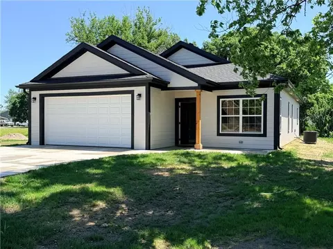 210 Park St, Linwood, KS 66052