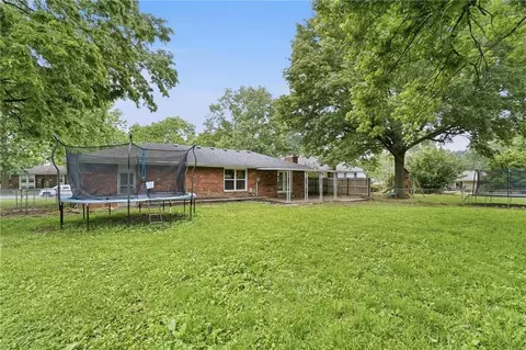 Exterior - 203 N Murphy Dr, Raymore, MO 64083 photo 2 of 3