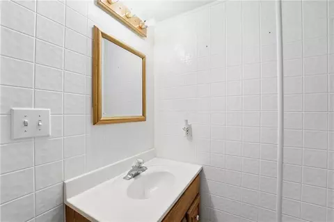 Bath - 203 N Murphy Dr, Raymore, MO 64083 photo 3 of 3