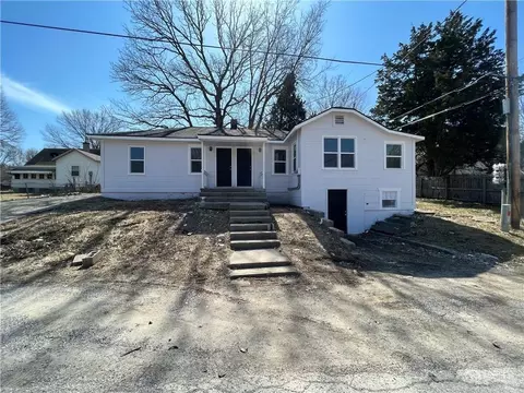 11117 E 15th St, Independence, MO 64052