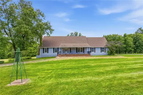 20208 S Bridle Ln, Peculiar, MO 64078