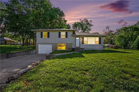 305 Hawthorne St, Smithville, MO 64089