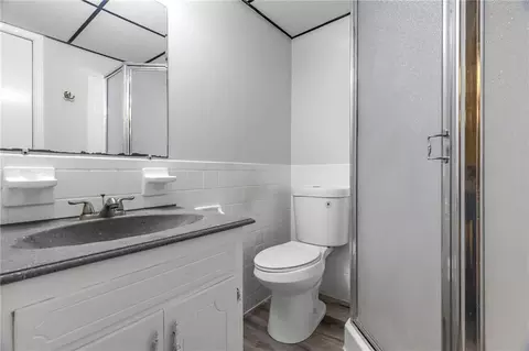 Bath - 17908 E Cheyenne Dr, Independence, MO 64056 photo 3 of 3