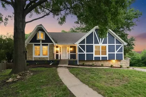 203 NE Oak Tree Cir, Lees Summit, MO 64086