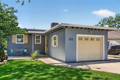 113 N Shore Dr, Lake Waukomis, MO 64151