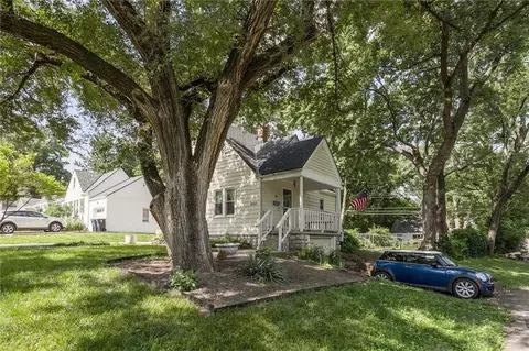 8300 Ward Parkway Plz, Kansas City, MO 64114