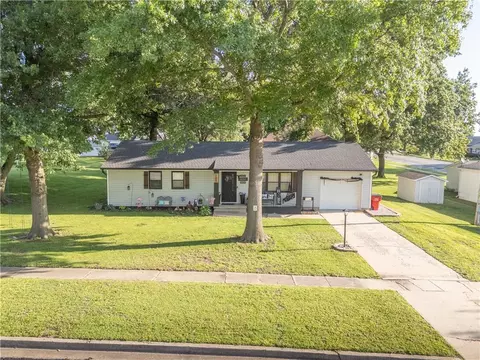 207 W 2nd St, Alma, MO 64001