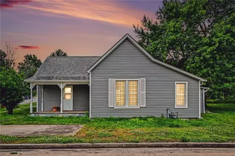 308 S Bridge St, Smithville, MO 64089